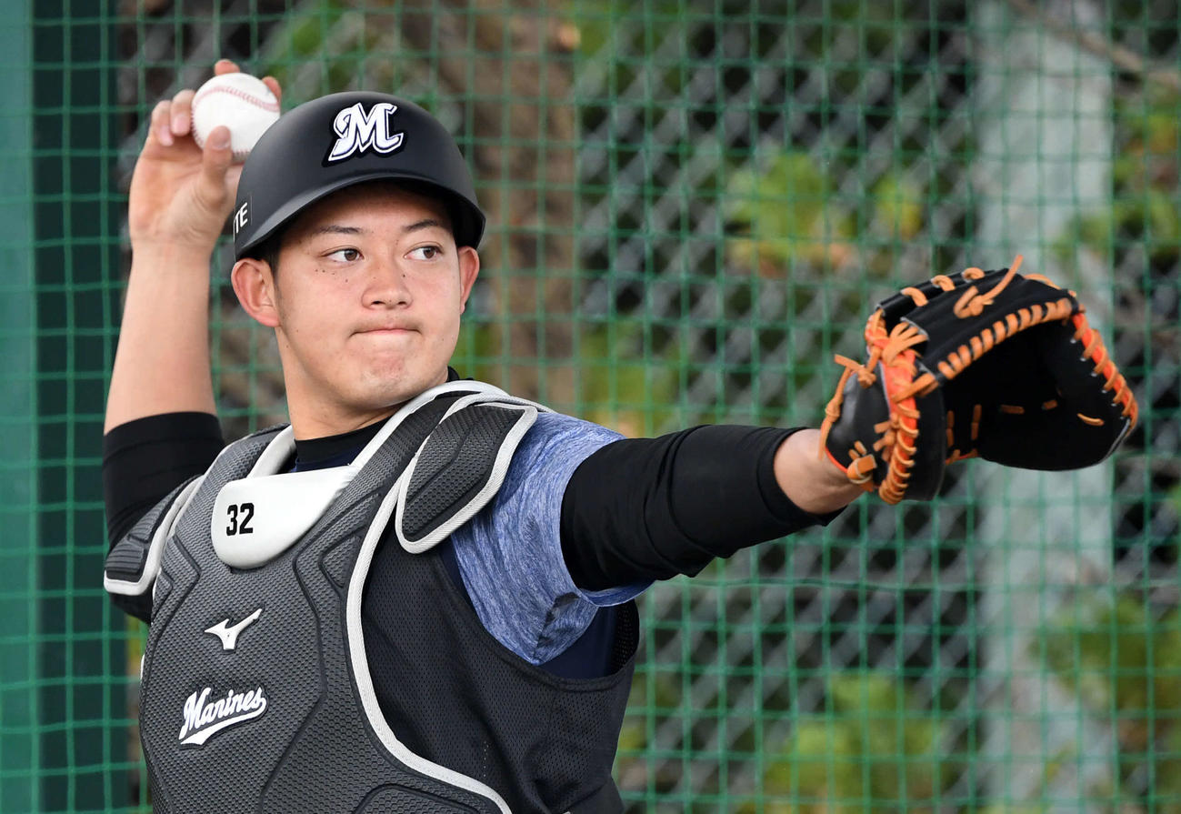 ブルペンで捕手を務めるロッテ佐藤（撮影・横山健太）
