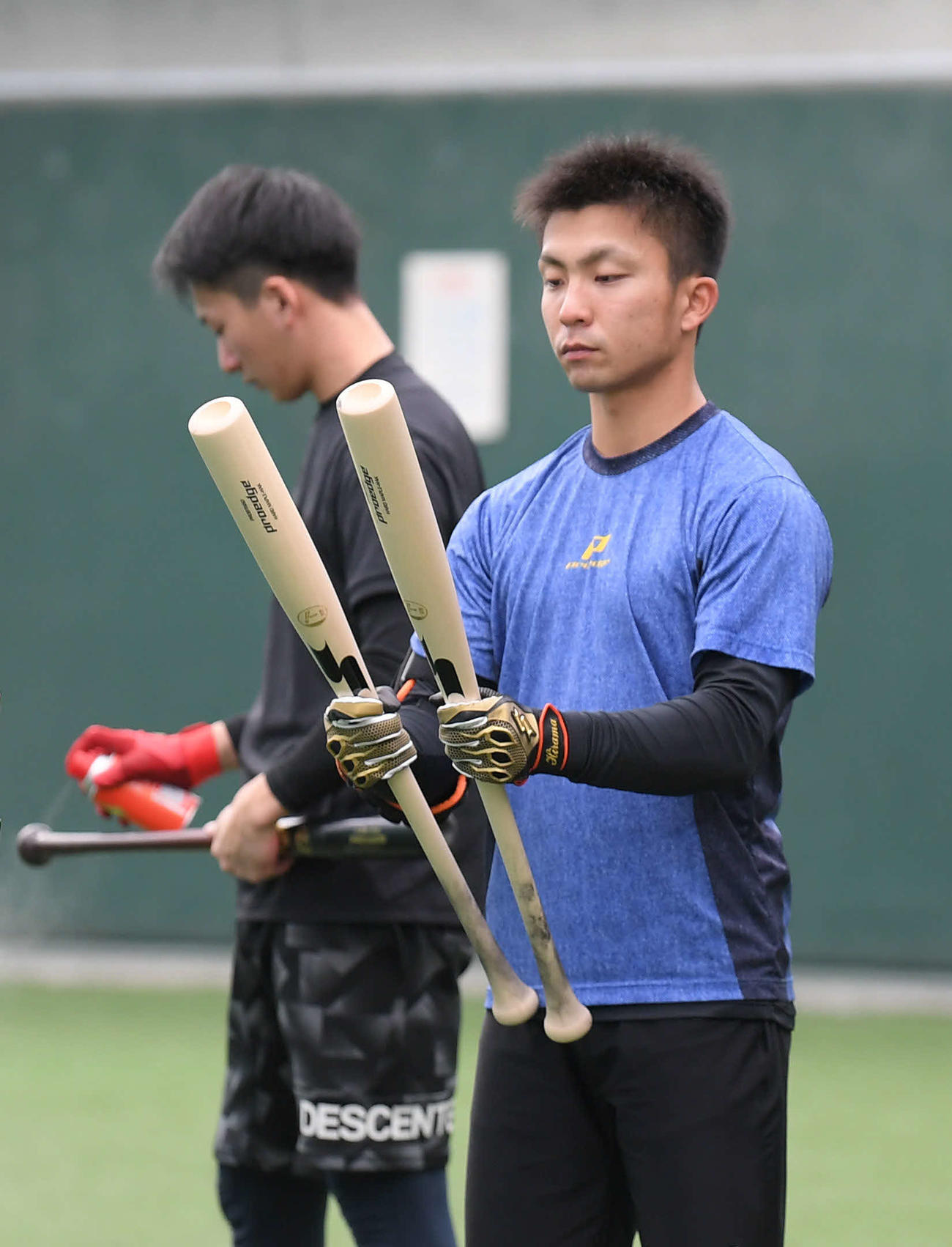 自主トレでバットを見比べる巨人平間（撮影・加藤諒）