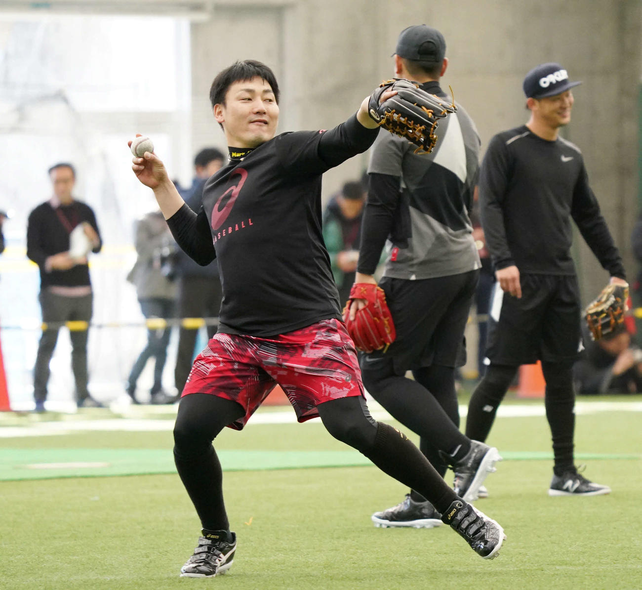 自主トレでノックを受ける巨人丸（撮影・加藤諒）