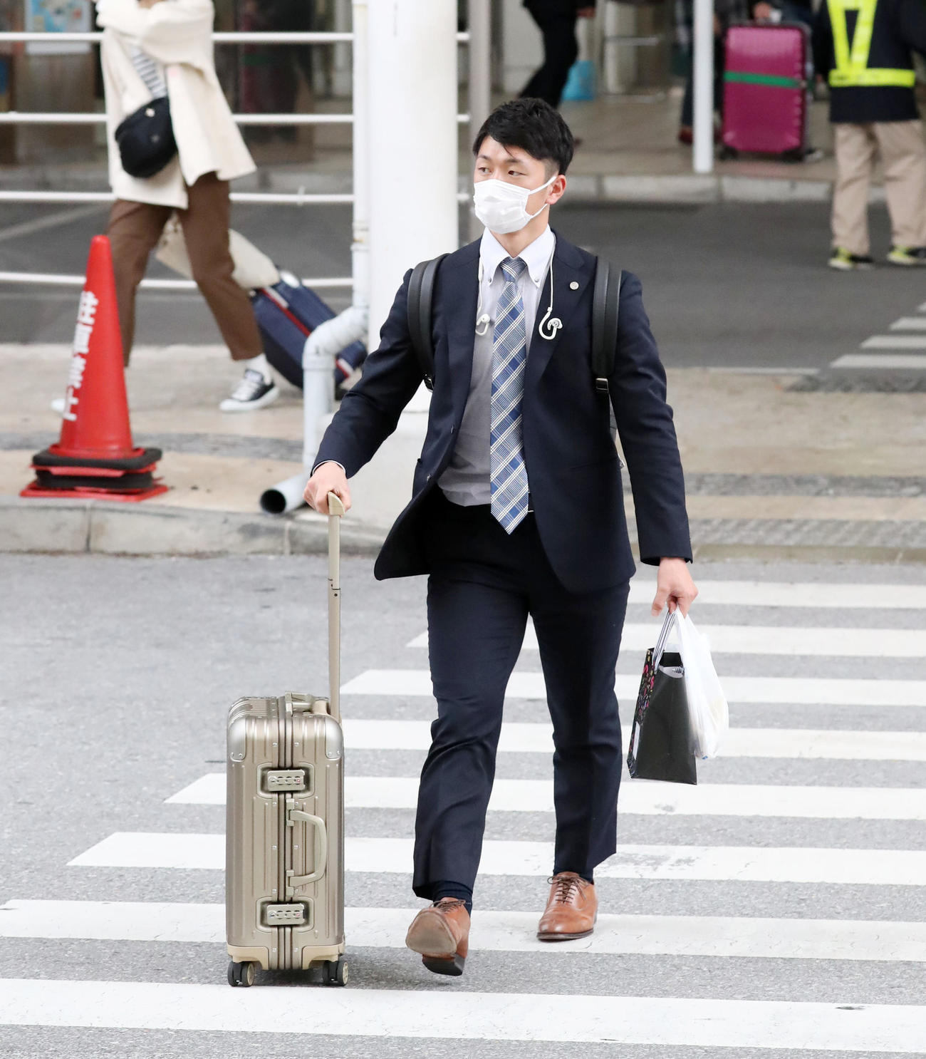 空路沖縄入りしバスへ向かう近本（撮影・加藤哉）
