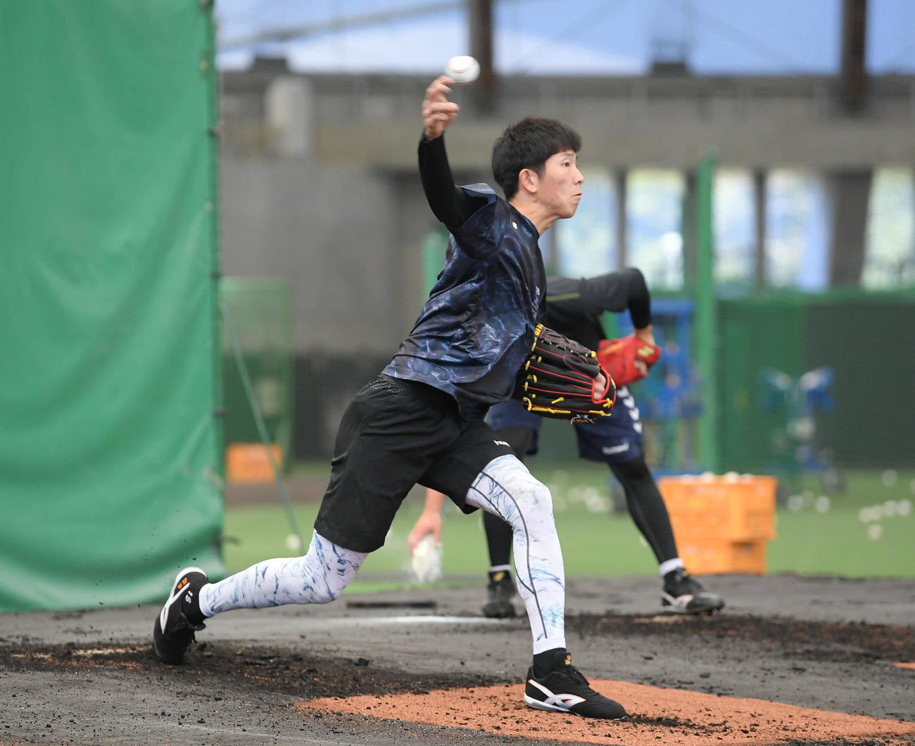 自主トレでブルペン入りした巨人戸郷（撮影・加藤諒）