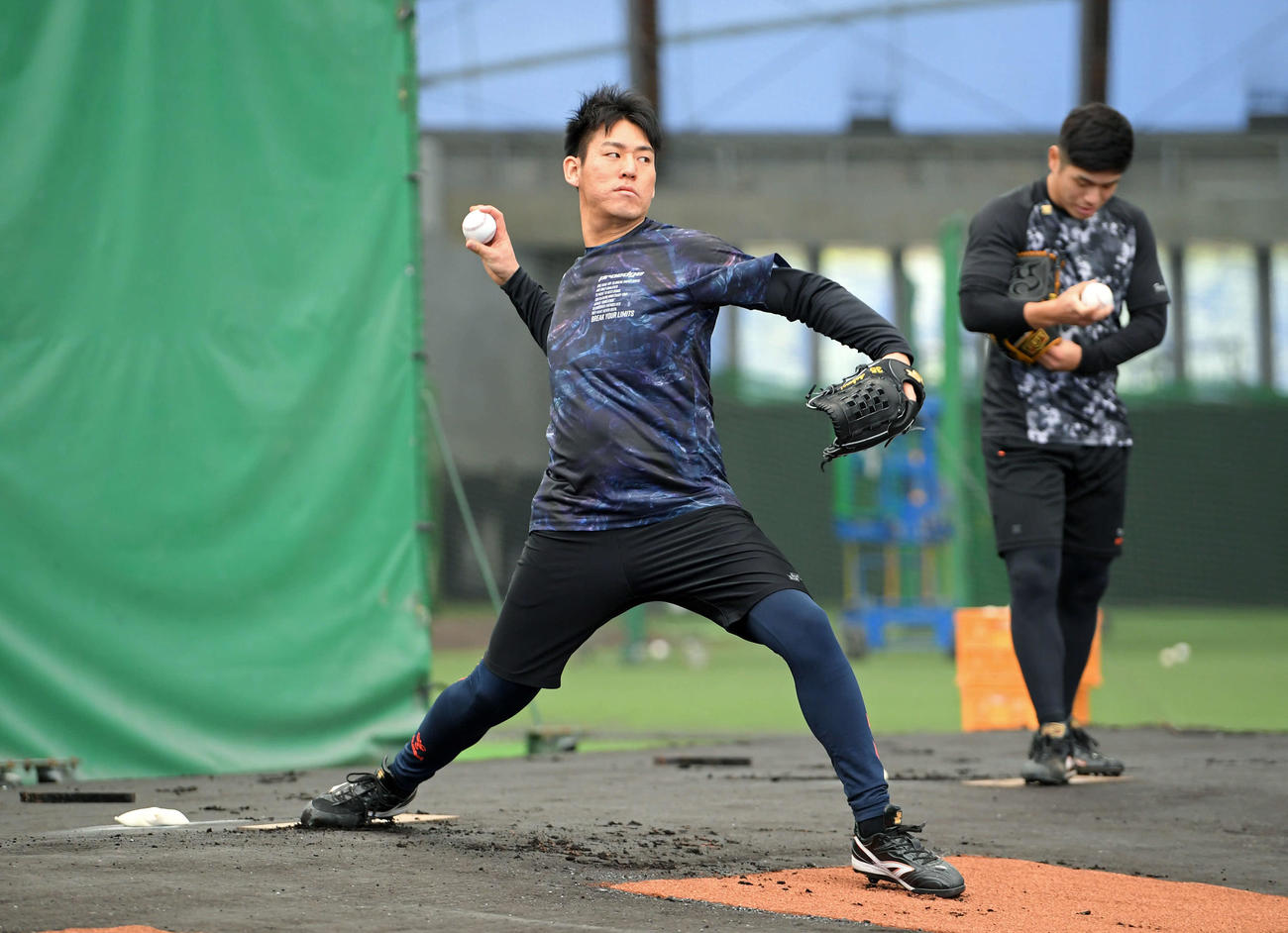 自主トレでブルペン入りした巨人桜井（撮影・加藤諒）