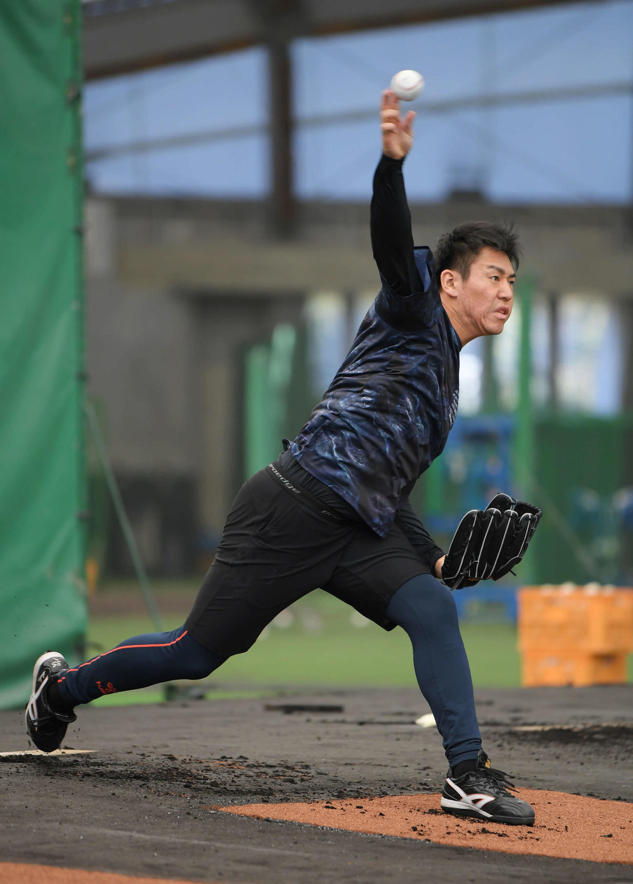 自主トレでブルペン入りした巨人桜井（撮影・加藤諒）