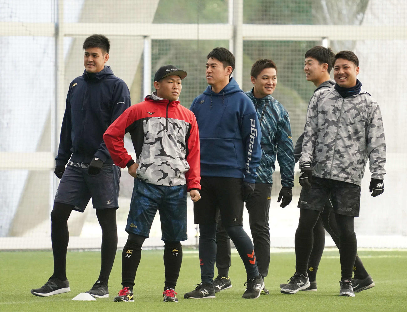 自主トレでウオーミングアップする、左から巨人与那原、田口、桜井、石川、畠、今村（撮影・加藤諒）