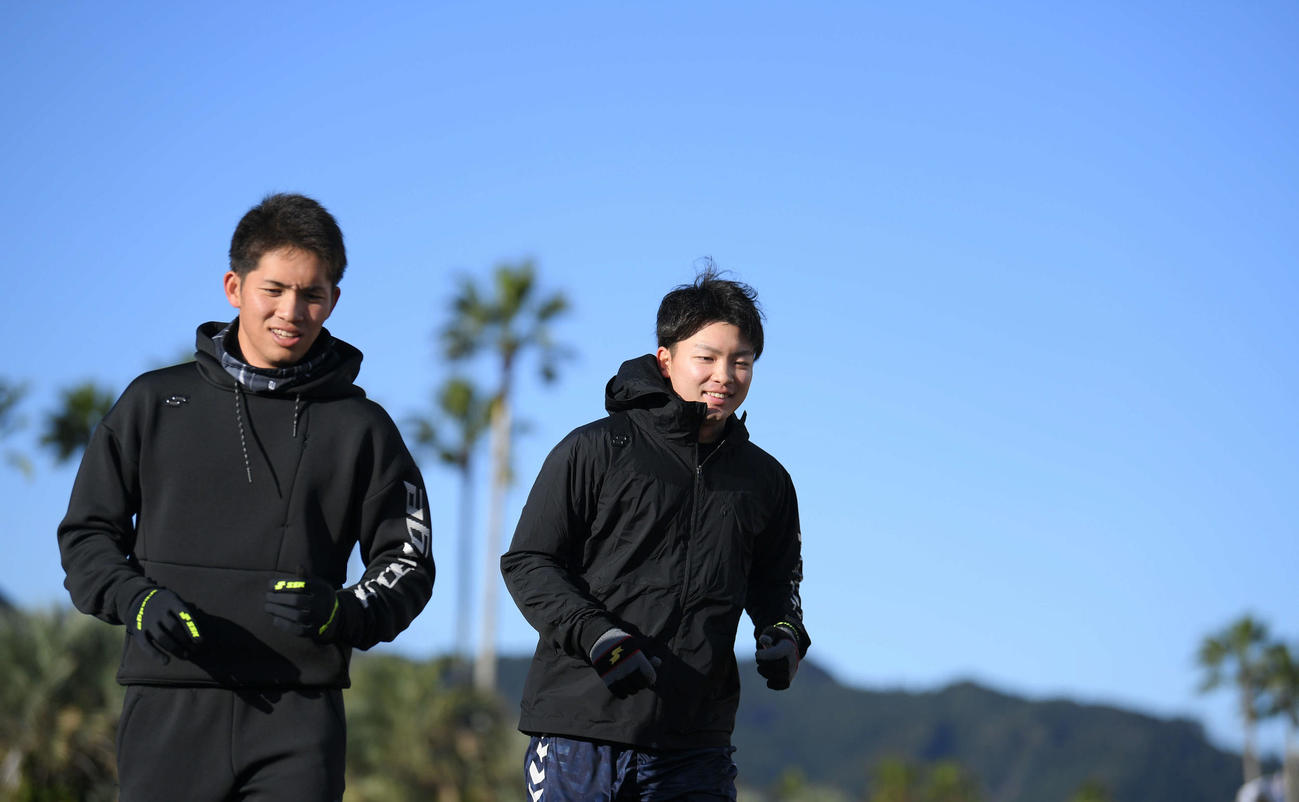 合同自主トレ開始前、木の花ドームの外周をランニングする巨人高橋（左）と高田（撮影・加藤諒）