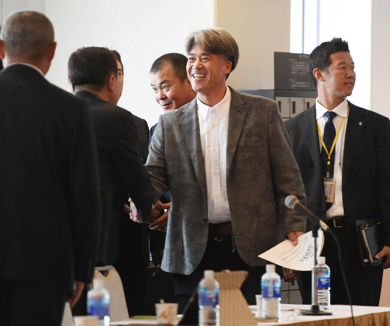 監督、コーチ会議に出席し、森浩之ヘッドコーチと笑顔で握手する会長付特別アドバイザーの城島健司氏（中央）（撮影・今浪浩三）