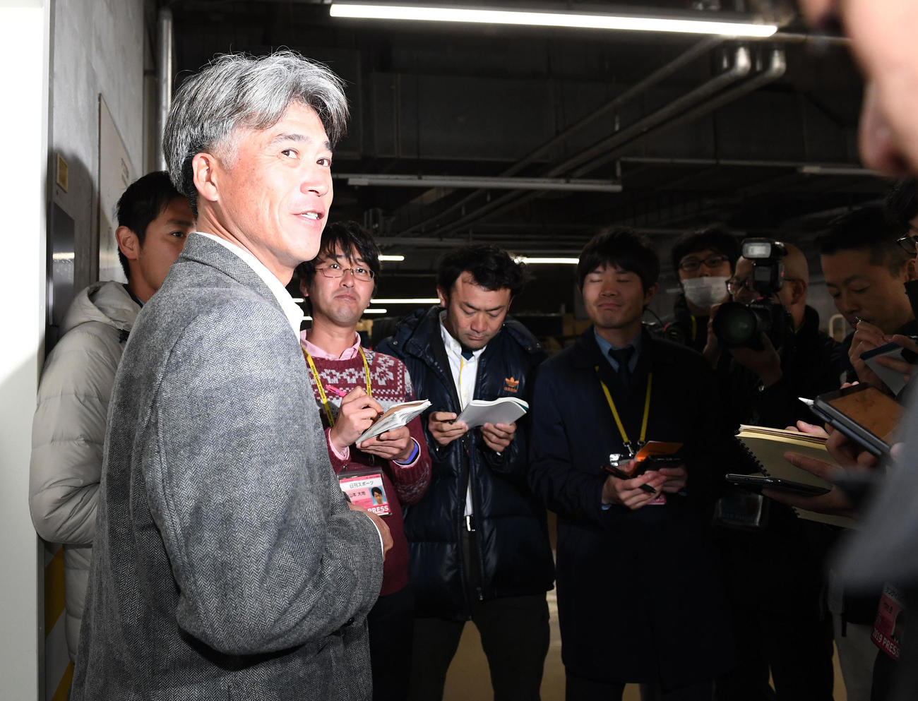 監督・コーチ会議を終え、囲み取材を受ける城島健司会長付特別アドバイザー（撮影・今浪浩三）