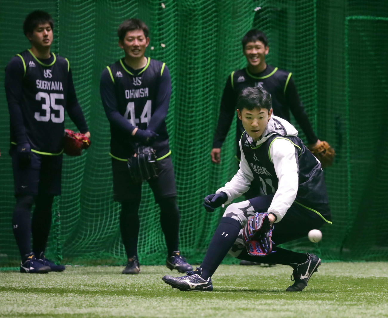 軽快な動きで打球を追う奥川（手前）。後方左から杉山、大西、武岡（撮影・丹羽敏通）
