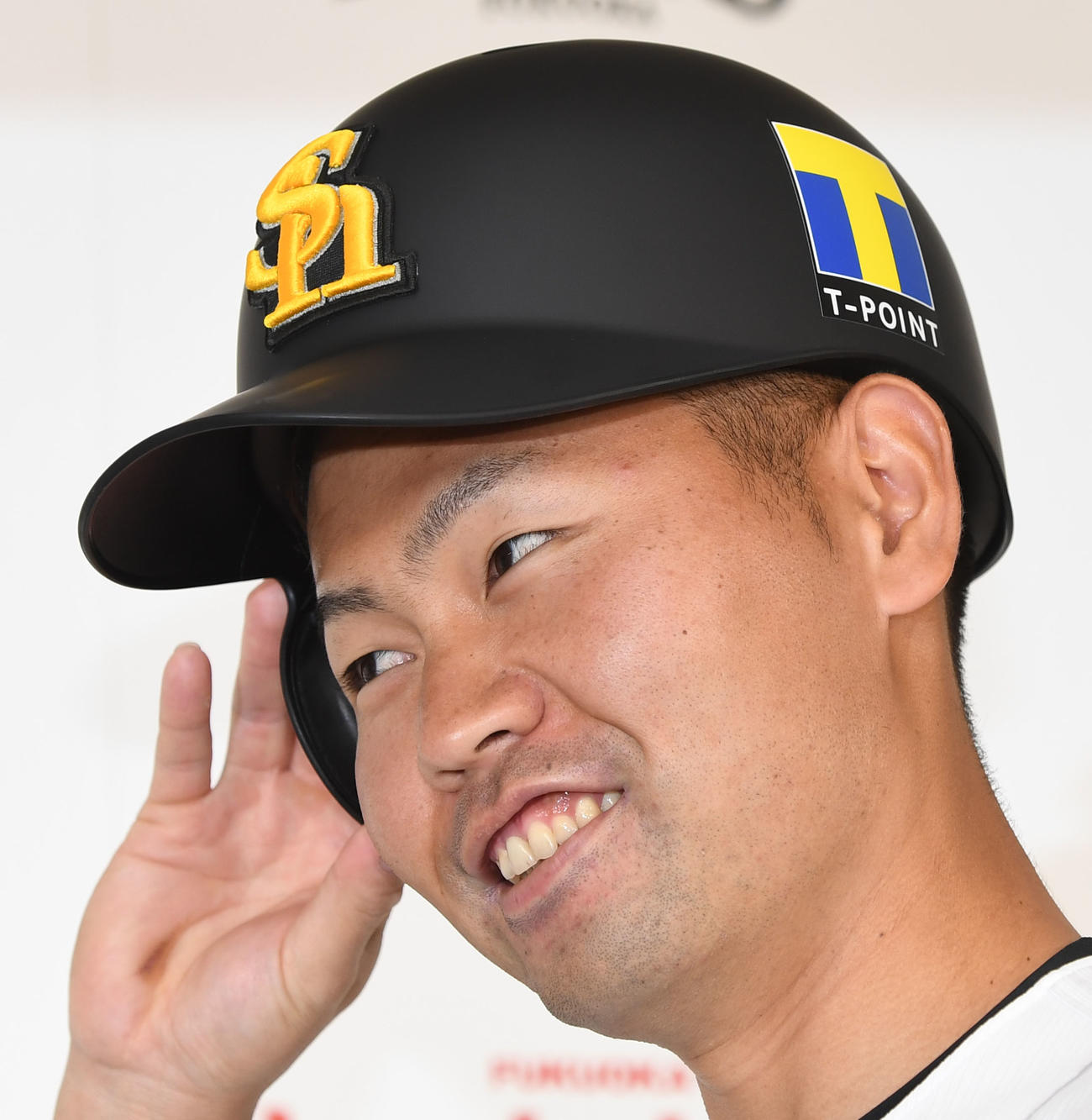 Tポイントマークのヘルメットをかぶる中村晃（撮影・今浪浩三）