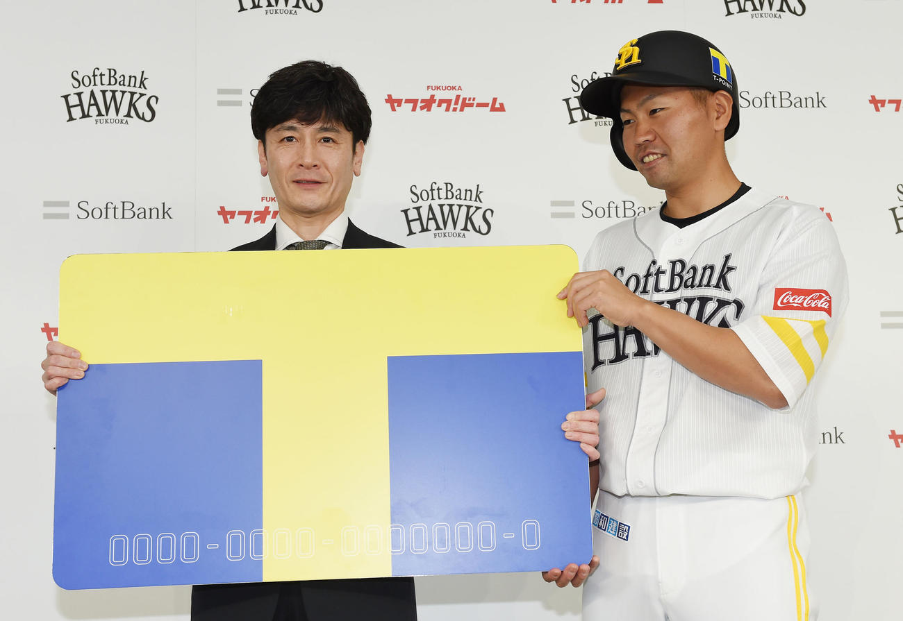 Tポイントのマークをヘルメットと練習着に貼付された中村晃（撮影・今浪浩三）