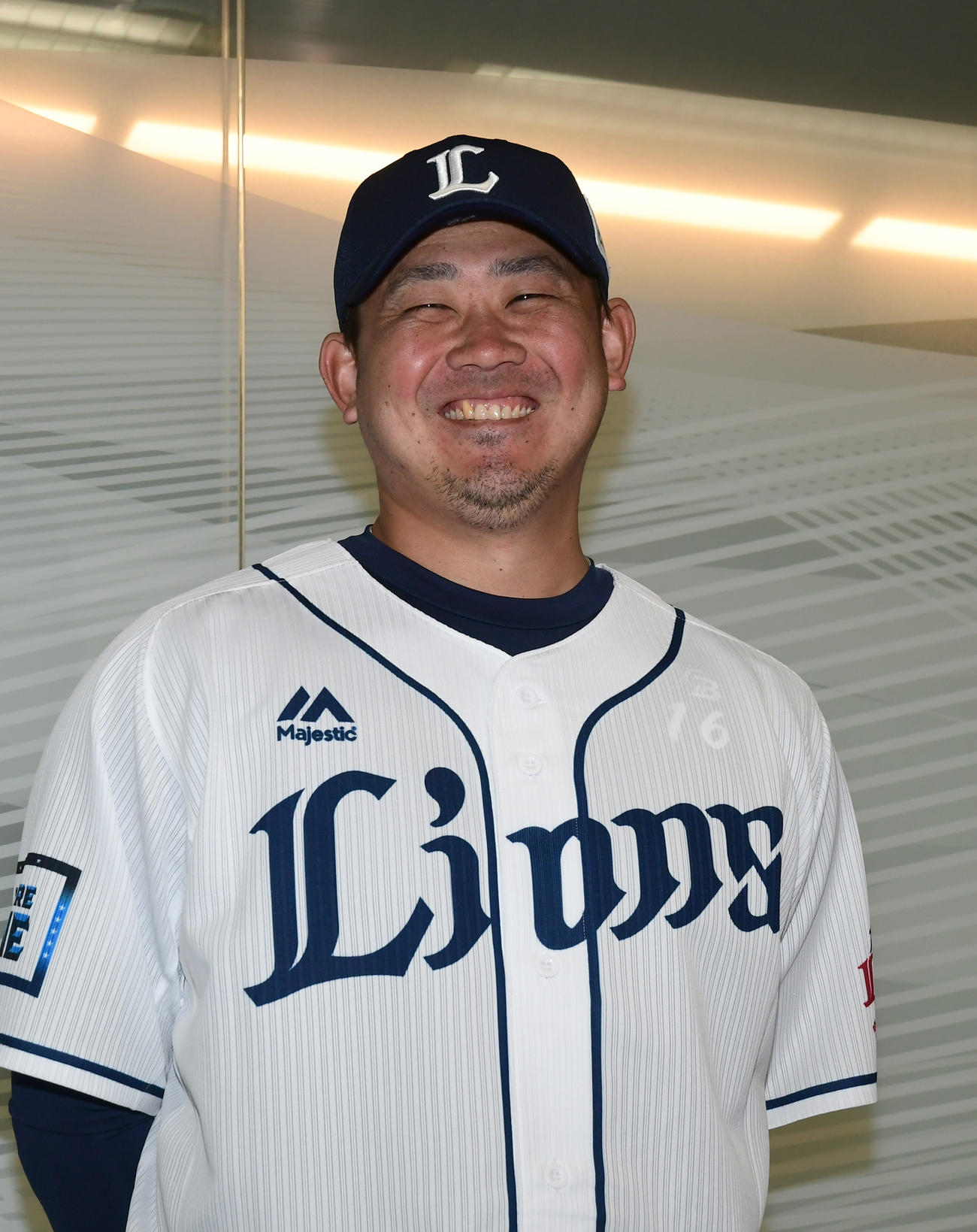 出陣式を前に、囲み会見した松坂大輔投手は、14年ぶりの球団の変わりようを笑顔で話した（撮影・酒井清司）
