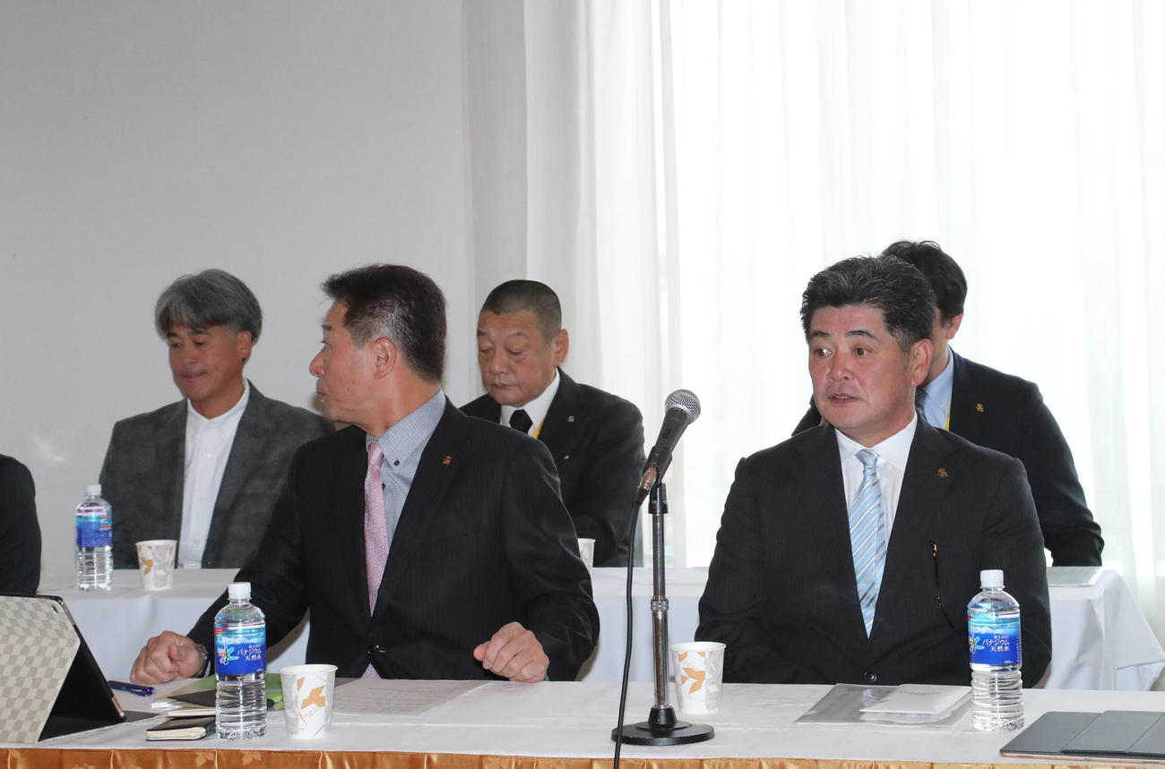 監督・コーチ会議に臨む工藤監督（右）。後方左は会長付特別アドバイザーの城島健司氏（撮影・梅根麻紀）
