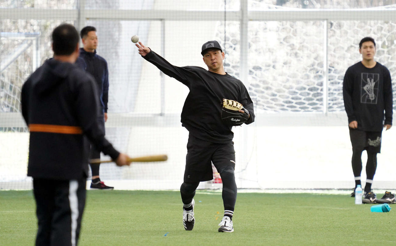 自主トレでノックを受ける巨人中島（中央）（撮影・加藤諒）