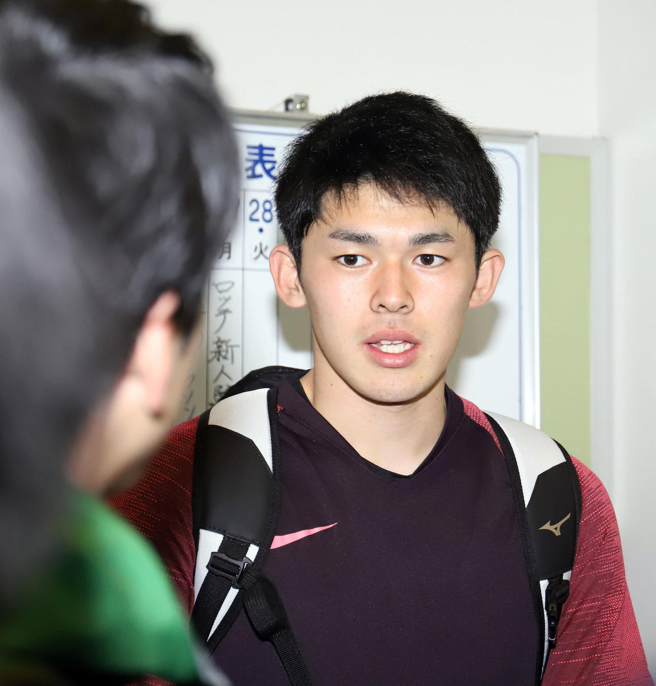 練習後、囲み取材に応じるロッテ佐々木朗（撮影・垰建太）