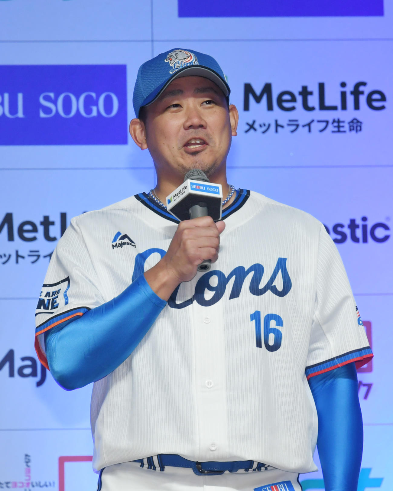大勢のファンの前で、「帰ってまいりました」とあいさつする松坂大輔（撮影・酒井清司）