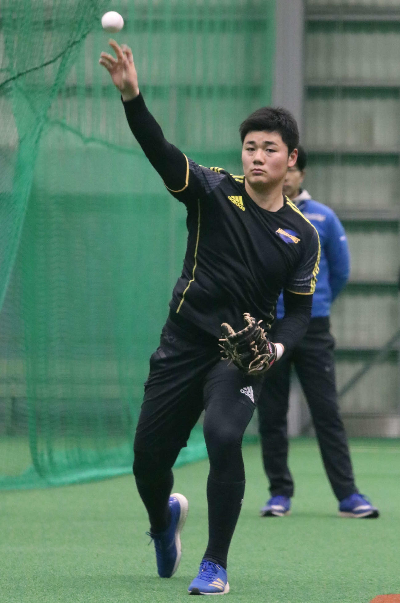 キャッチボールをする日本ハム清宮（撮影・山崎純一）