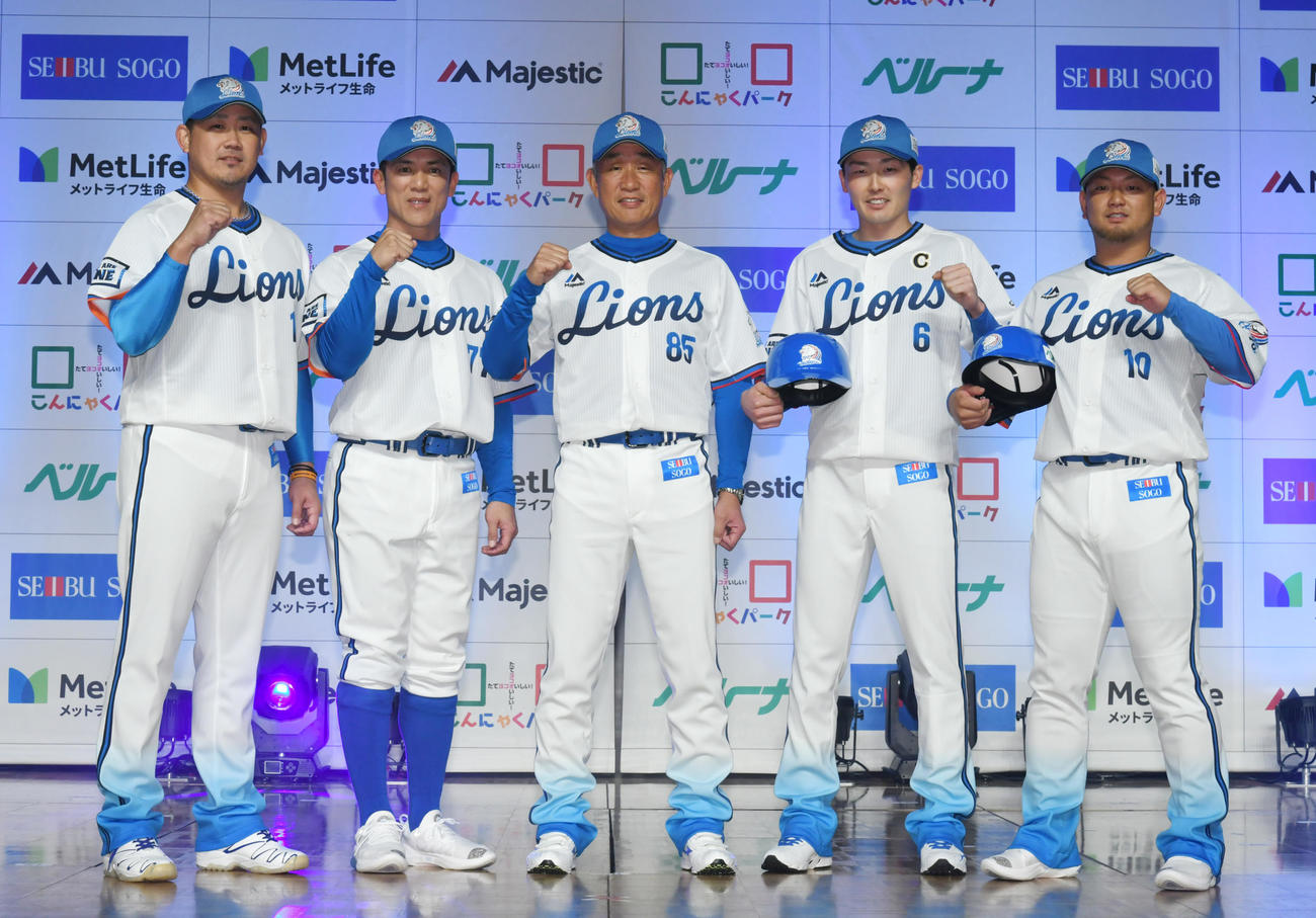 出陣式で、ライオンズ70周年ユニホームを披露した、左から松坂大輔、松井二軍監督、辻監督、源田壮亮、森友哉（撮影・酒井清司）