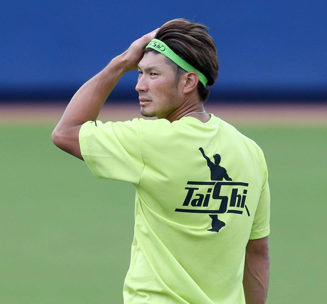 自身の打撃フォームがデザインされたTシャツを着る日本ハム大田（撮影・黒川智章）