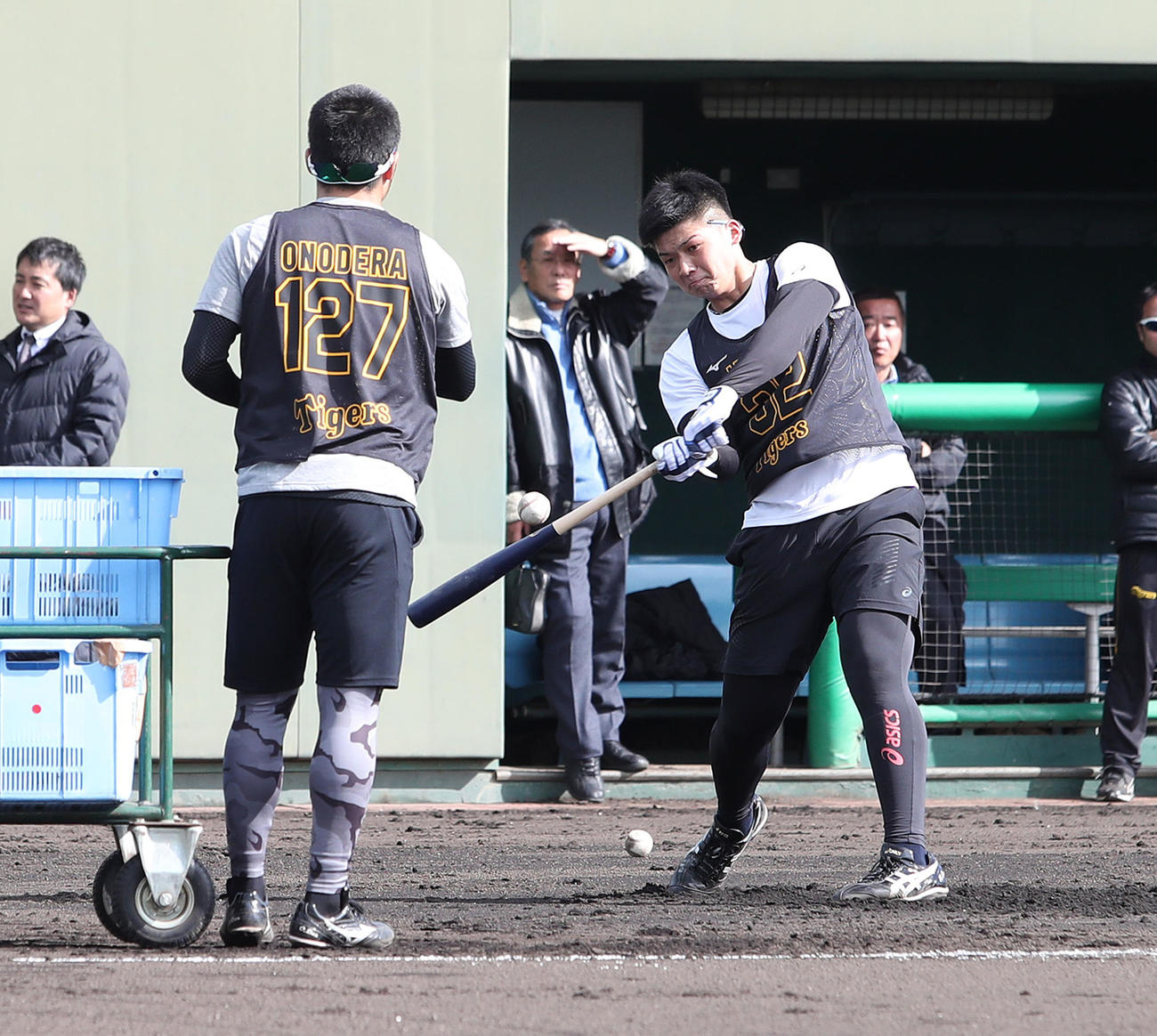 鳴尾浜球場での自主トレで、ロングティーで快音を響かせる井上広大（右）（撮影・白石智彦）