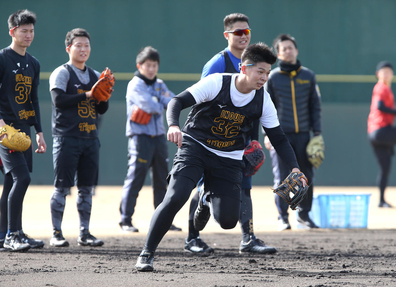 鳴尾浜球場での自主トレで、内野の守備練習をする井上広大（手前）（撮影・白石智彦）