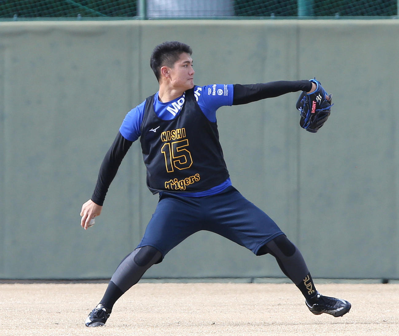 鳴尾浜球場での自主トレで、遠投する西純矢（撮影・白石智彦）