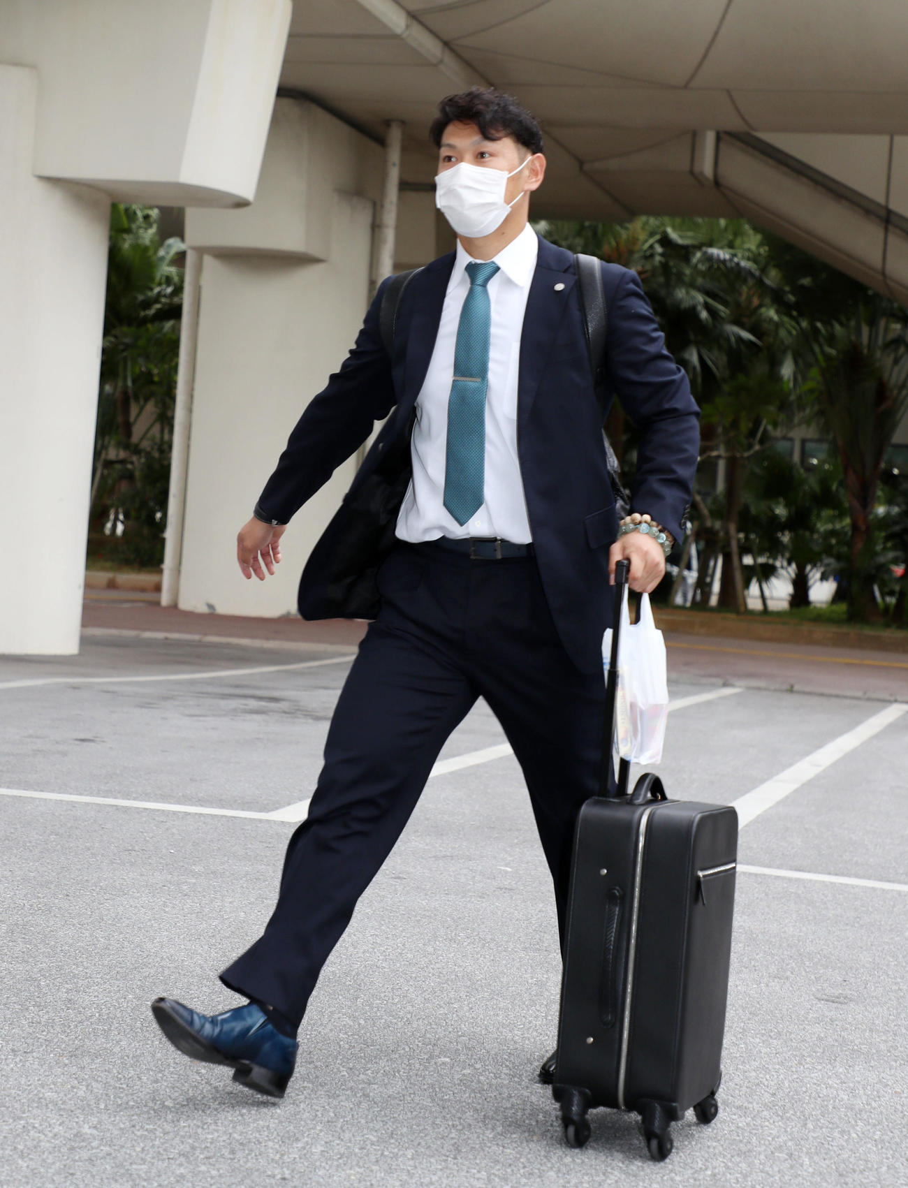 空路沖縄入りしバスへ向かう原口（撮影・加藤哉）