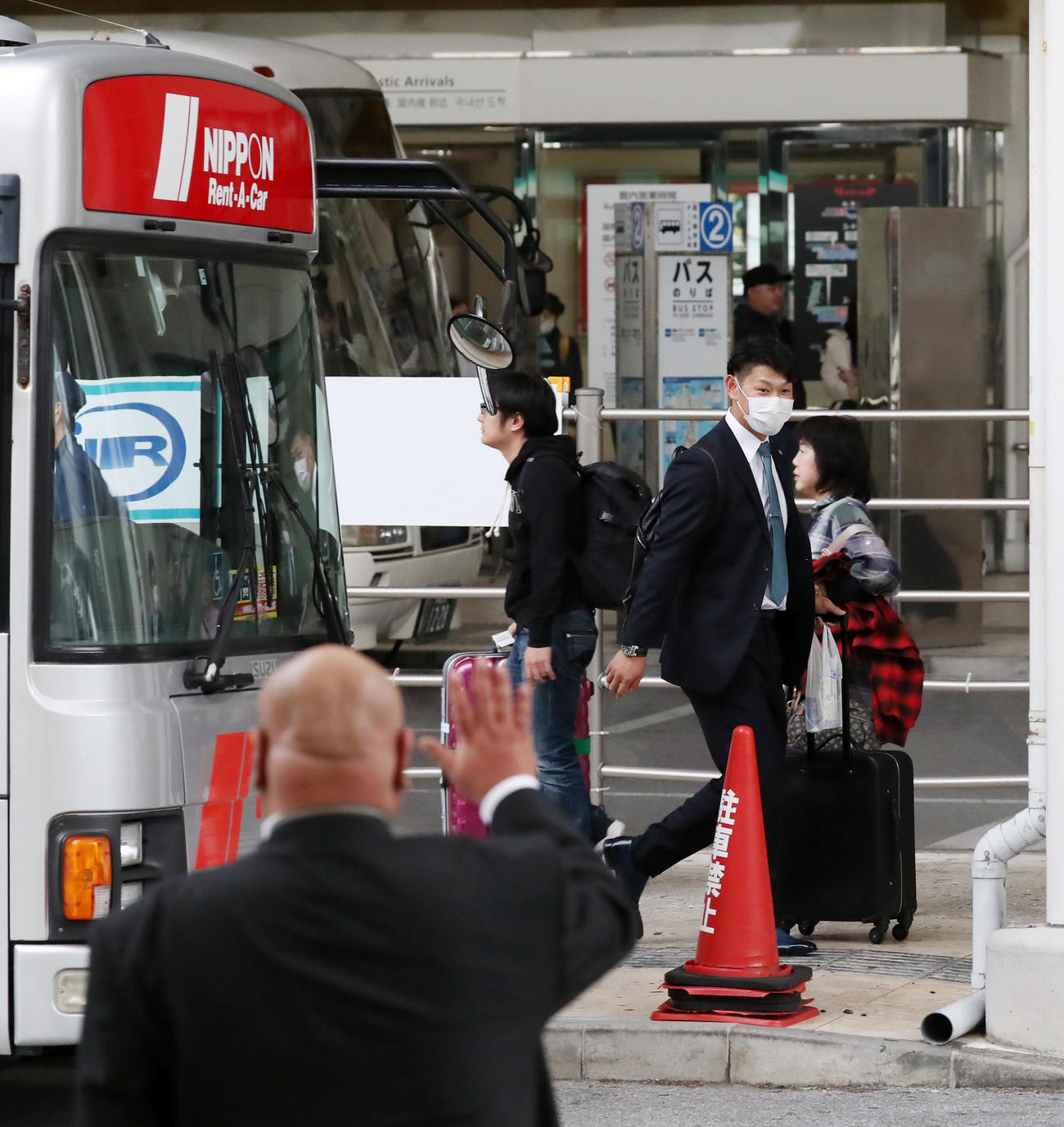 関係者（手前）の声を聞いて進路を戻す原口（撮影・加藤哉）