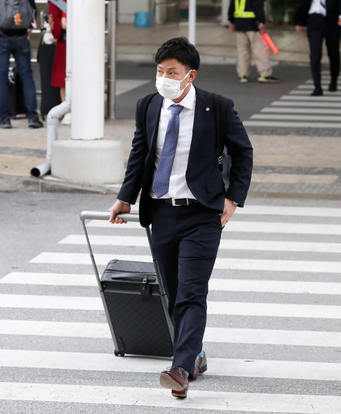 空路沖縄入りしバスへ向かう糸原（撮影・加藤哉）
