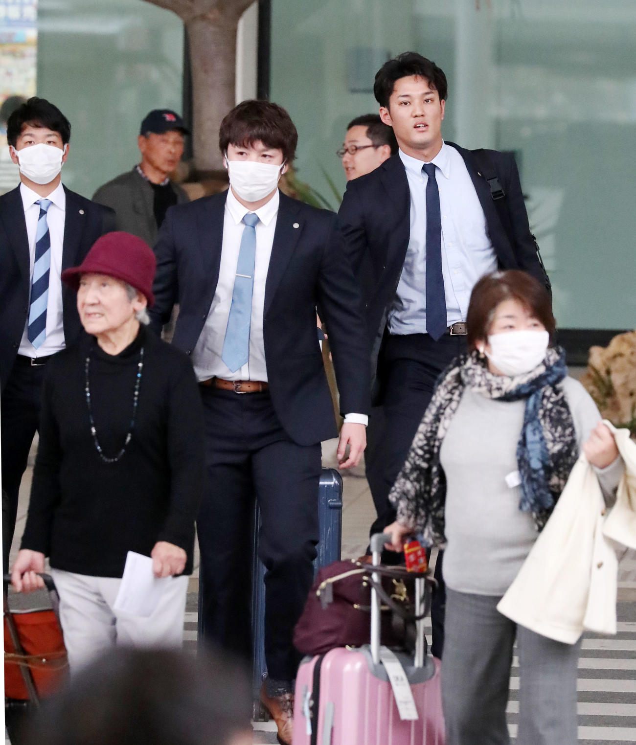 空路沖縄入りしバスへ向かう藤浪、右は高橋遥、中央は飯田（撮影・加藤哉）