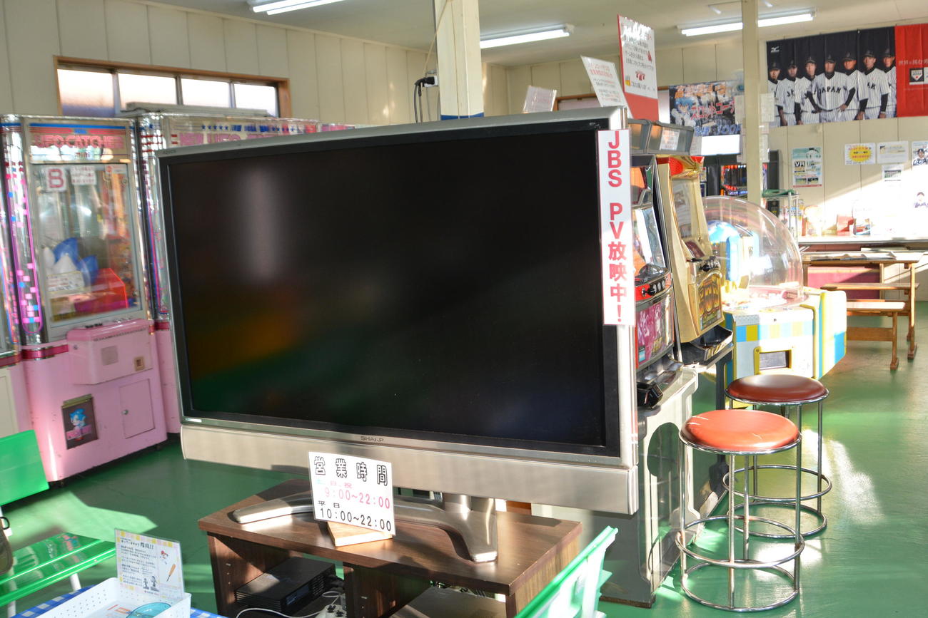 ロビーに置かれた65インチの液晶画面から動画マシンが開発された