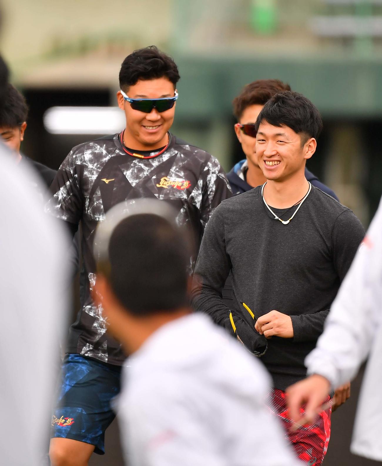 沖縄で自主トレが開始し笑顔を見せる近本光司（右）と大山悠輔（撮影・上田博志）