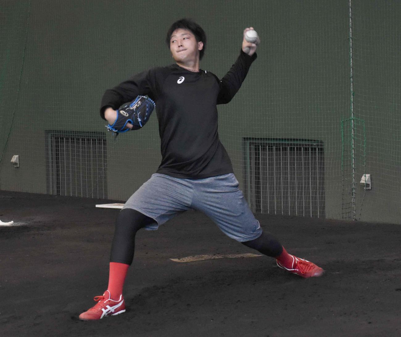 ブルペンで投球練習を行う床田（撮影・古財稜明）