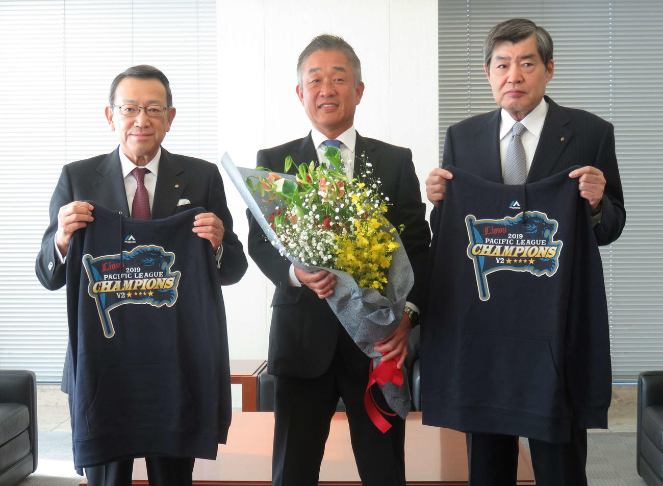 西武辻監督は社会人時代に7年間在籍した日本通運本社を訪問し、渡辺会長（右）と斎藤社長（左）と記念写真に納まる