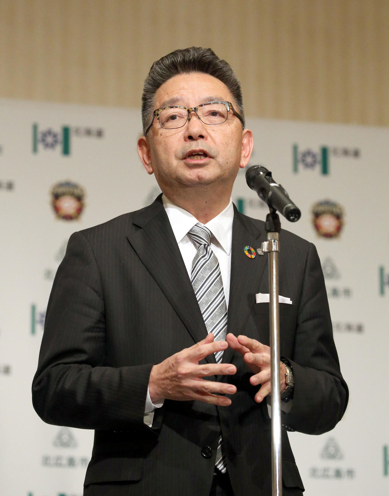 会見で話をする株式会社北海道日本ハムファイターズ川村代表取締役社長（撮影・佐藤翔太）