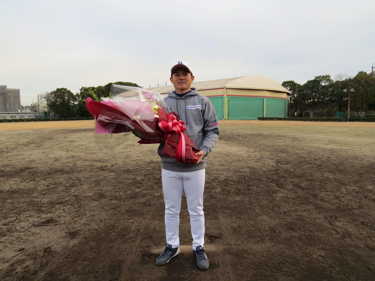 花束を手に、マウンドに立つ元日本ハムの日本製鉄東海REX武田久投手コーチ（撮影・本間翼）