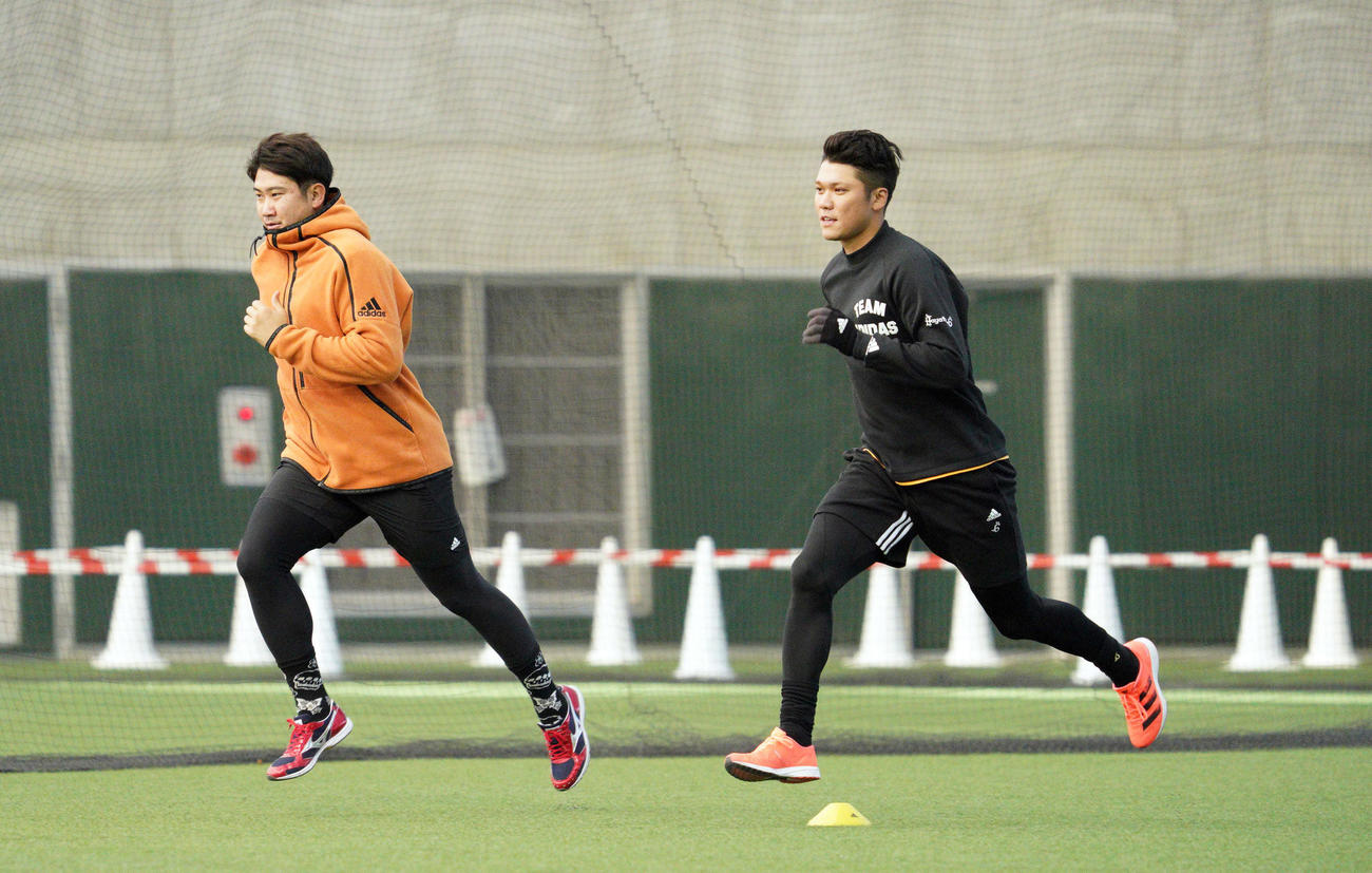 自主トレで並んでダッシュする巨人坂本（右）と菅野（撮影・加藤諒）