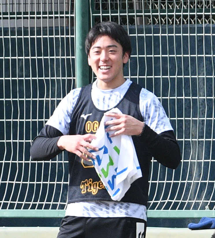 ブルペン投球を終え笑顔の阪神小川（撮影・渦原淳）