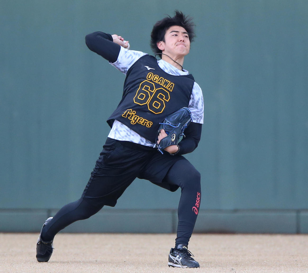 新人合同自主トレで遠投する小川（撮影・上山淳一）