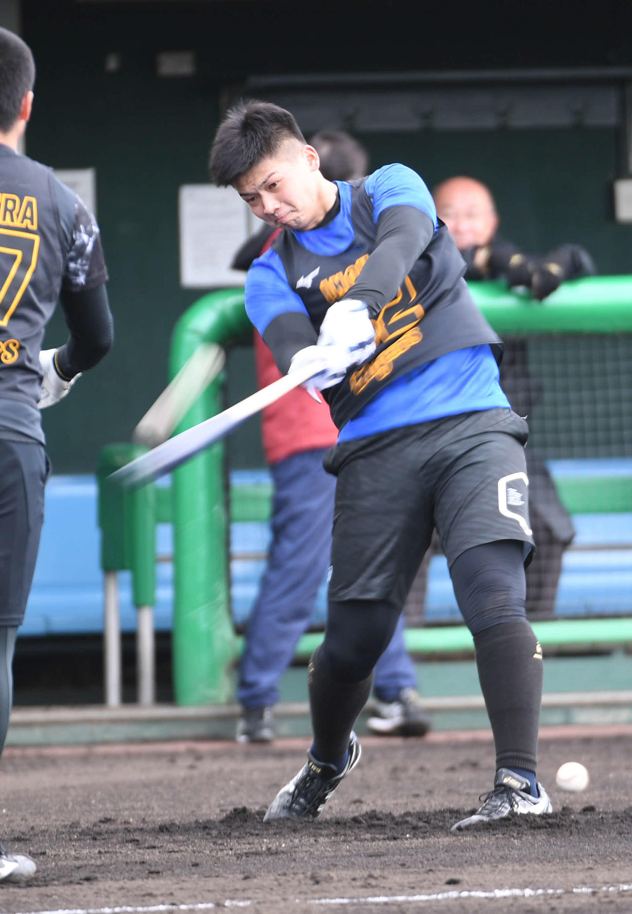 ロングティーで汗を流す阪神井上広大（撮影・渦原淳）