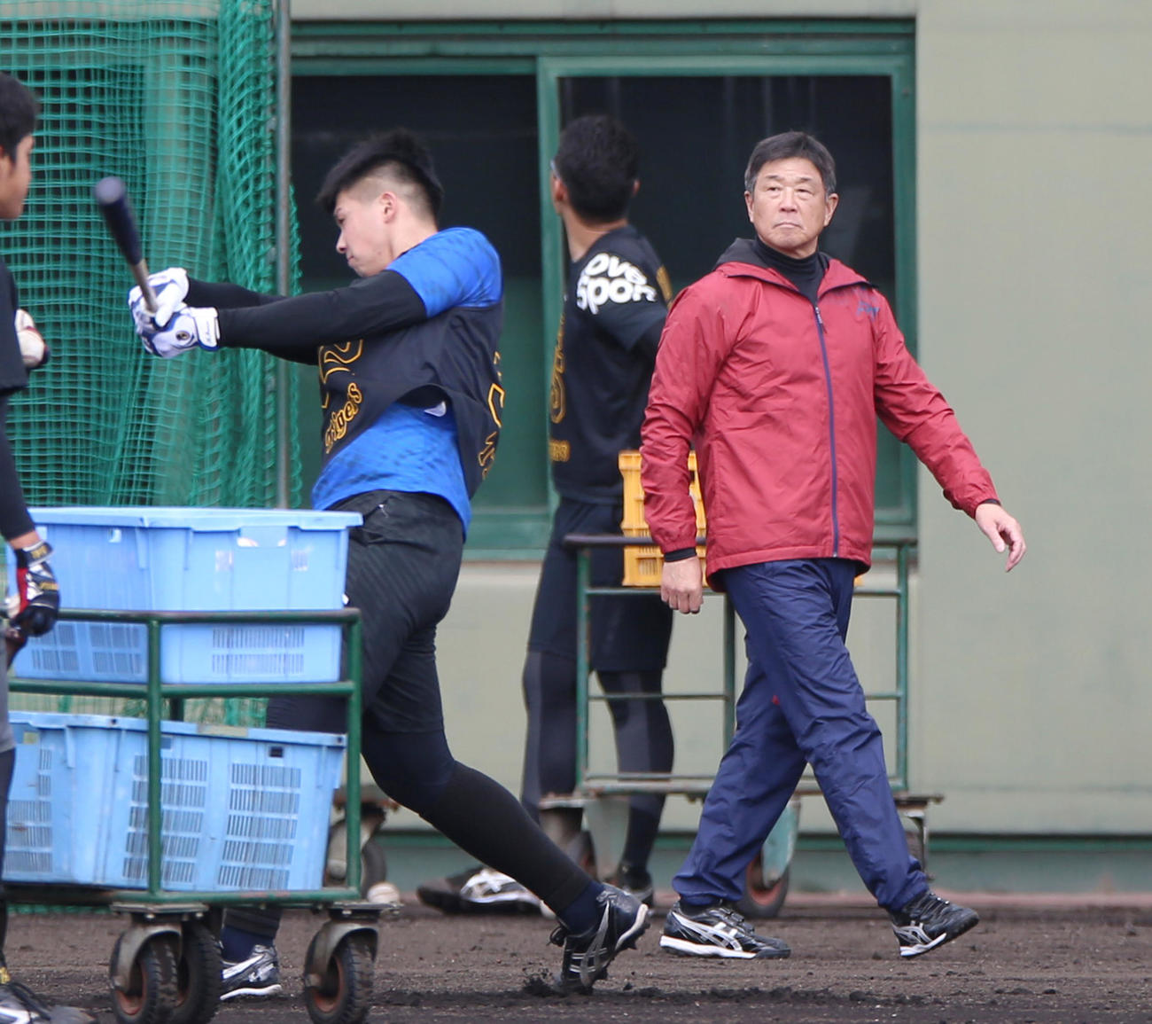新人合同自主トレでロングティーをする井上（左）を見る平田2軍監督（撮影・上山淳一）