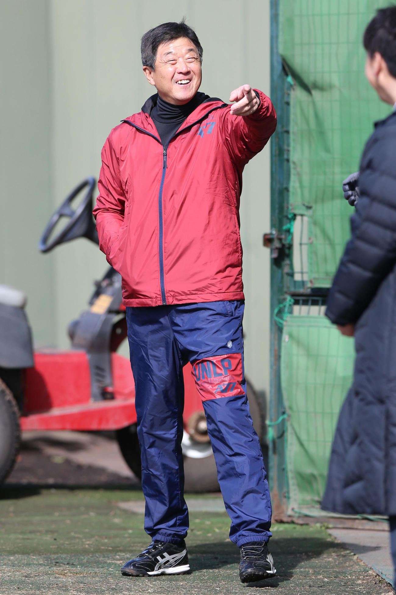 鳴尾浜に訪れた平田2軍監督は笑顔で関係者と話す（撮影・上山淳一）