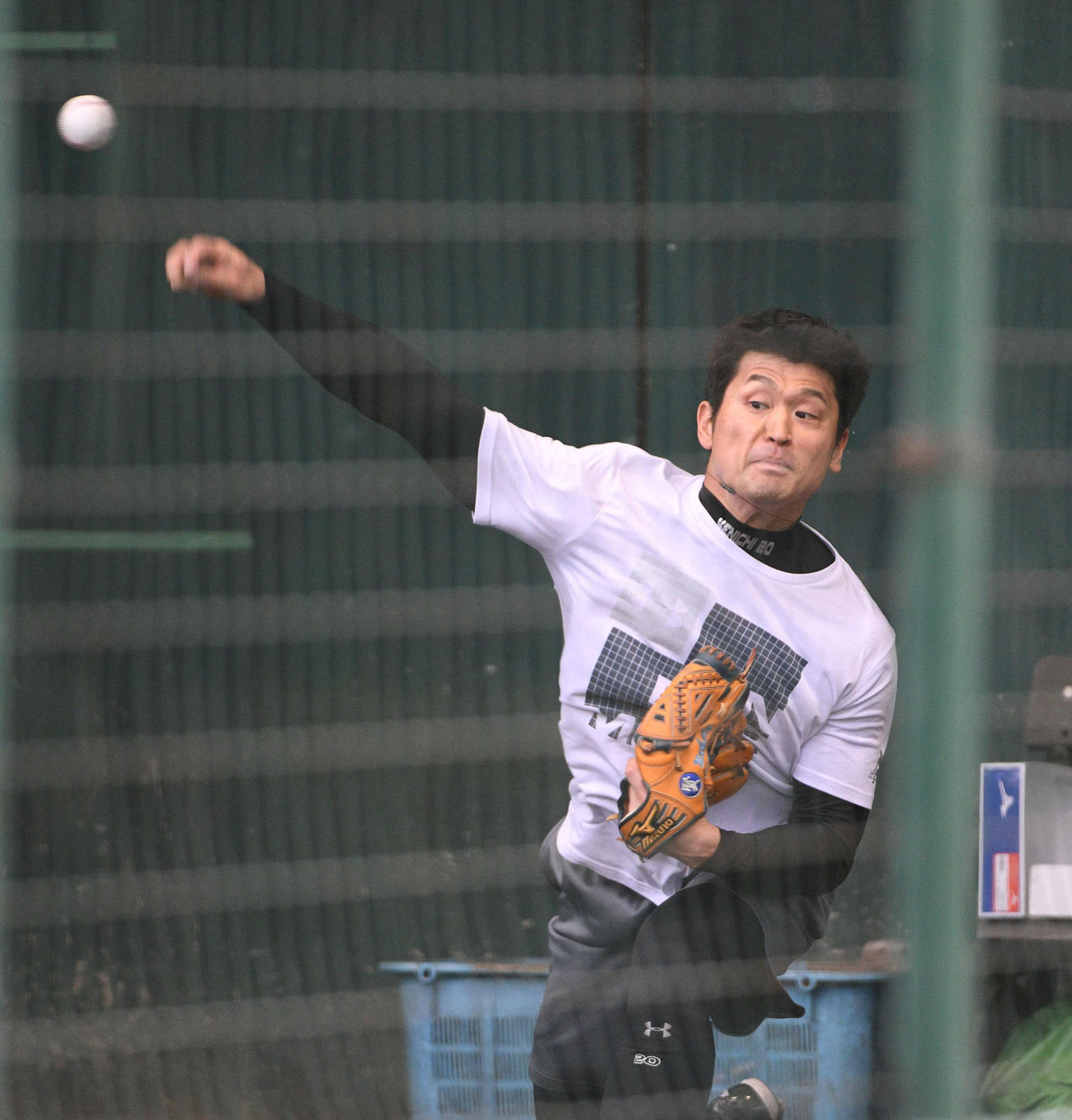 ブルペンで投球する阪神中田賢一（撮影・渦原淳）