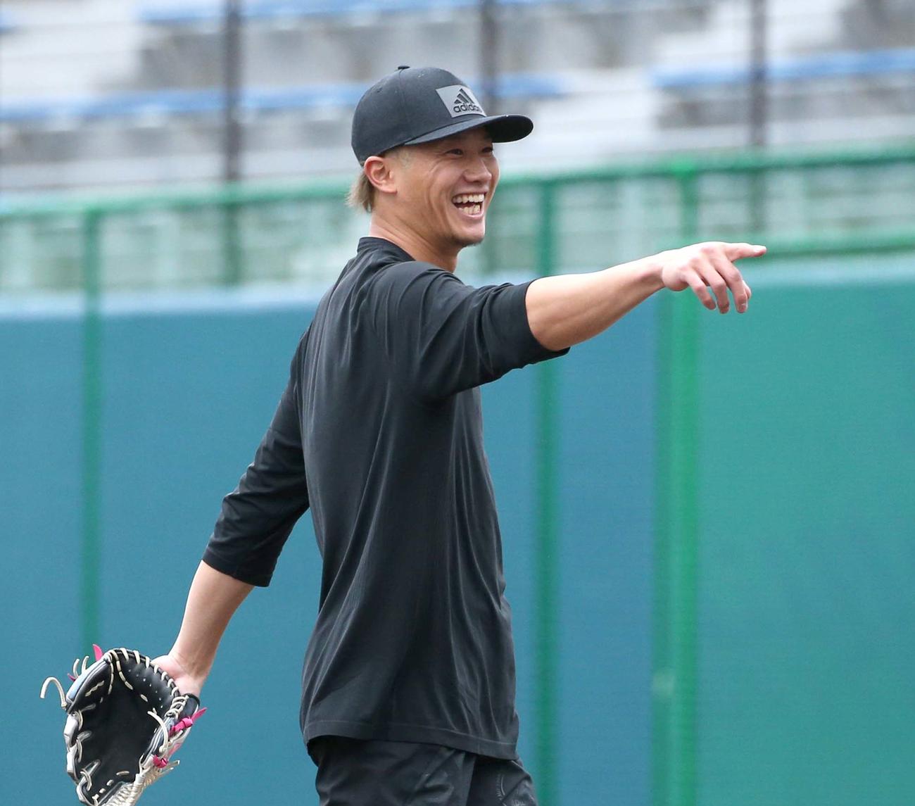 練習中、笑顔を見せる日本ハム西川（撮影・黒川智章）