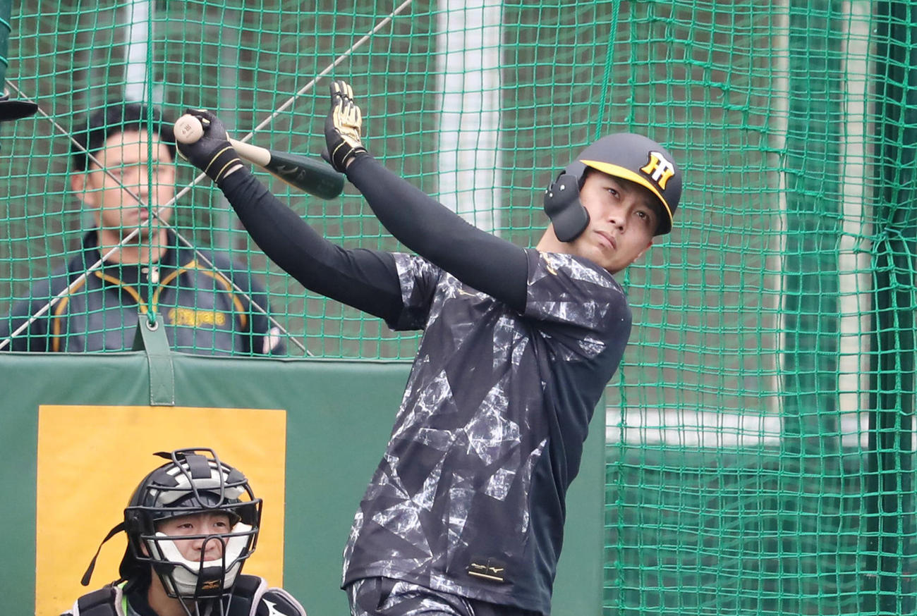 沖縄での合同自主トレ初日、「宜野座1号」を放った高山（撮影・加藤哉）