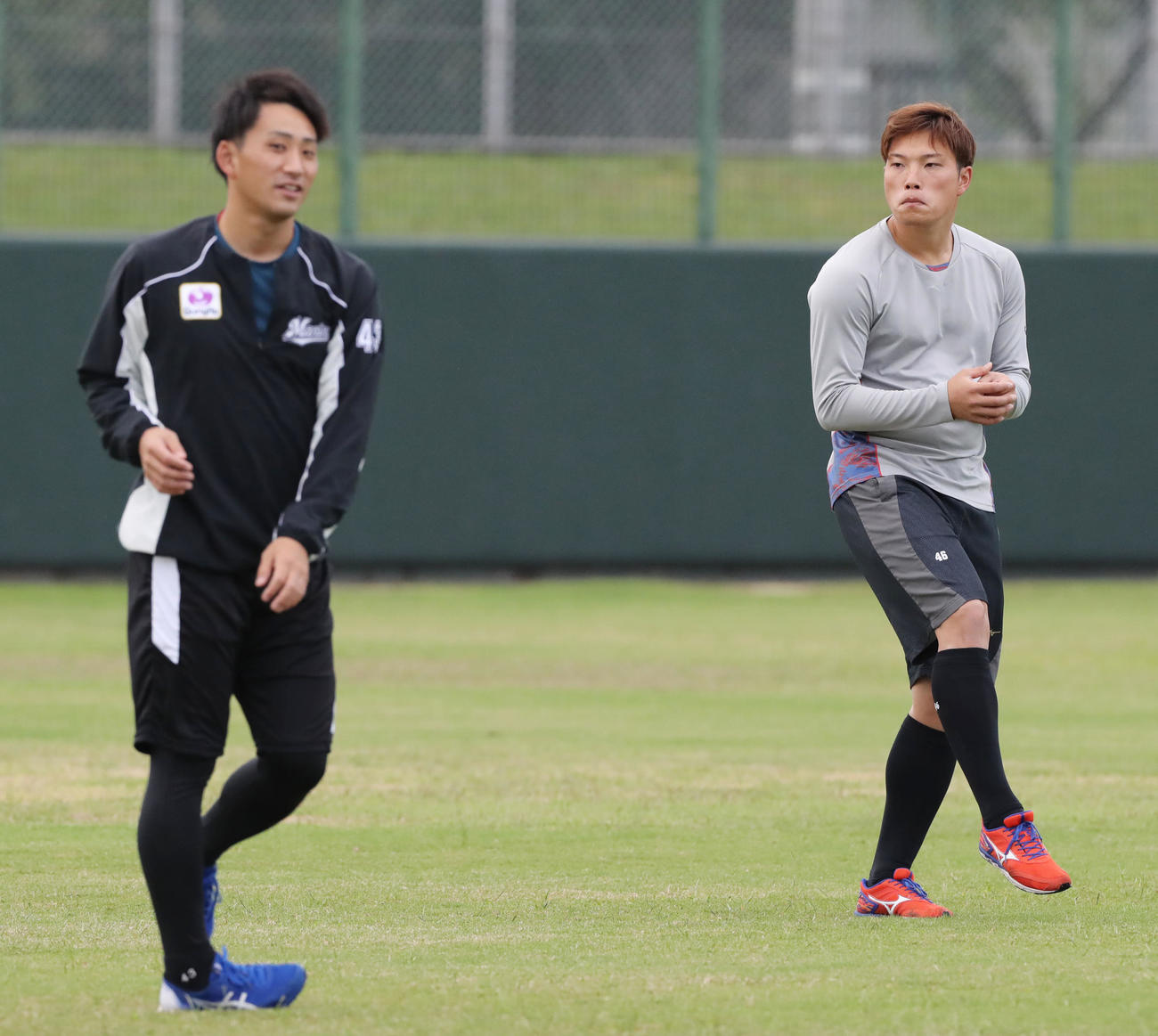 練習中、独特な投球モーションを見せるロッテ岩下（右）。左は小島（撮影・垰建太）