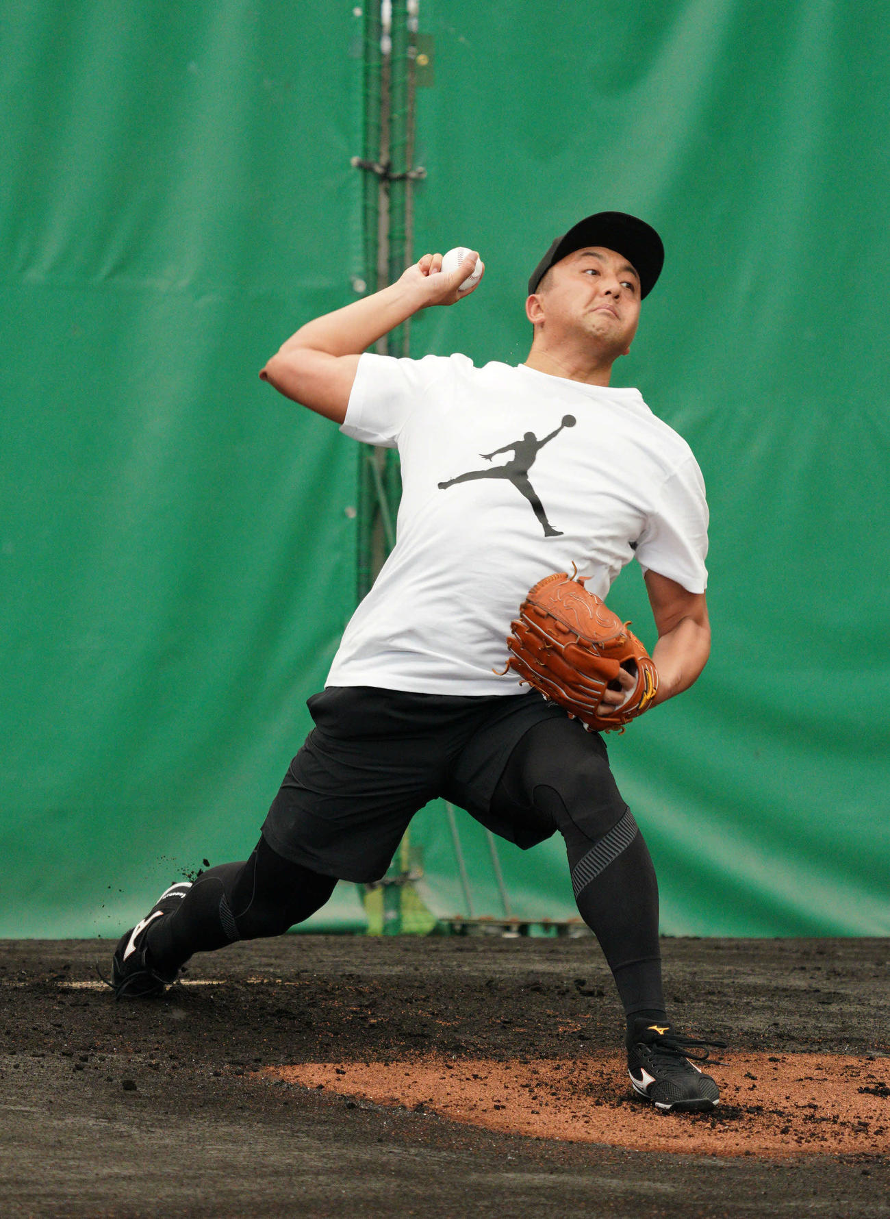 自主トレでブルペン入りし投球フォームを確認する巨人沢村（撮影・加藤諒）