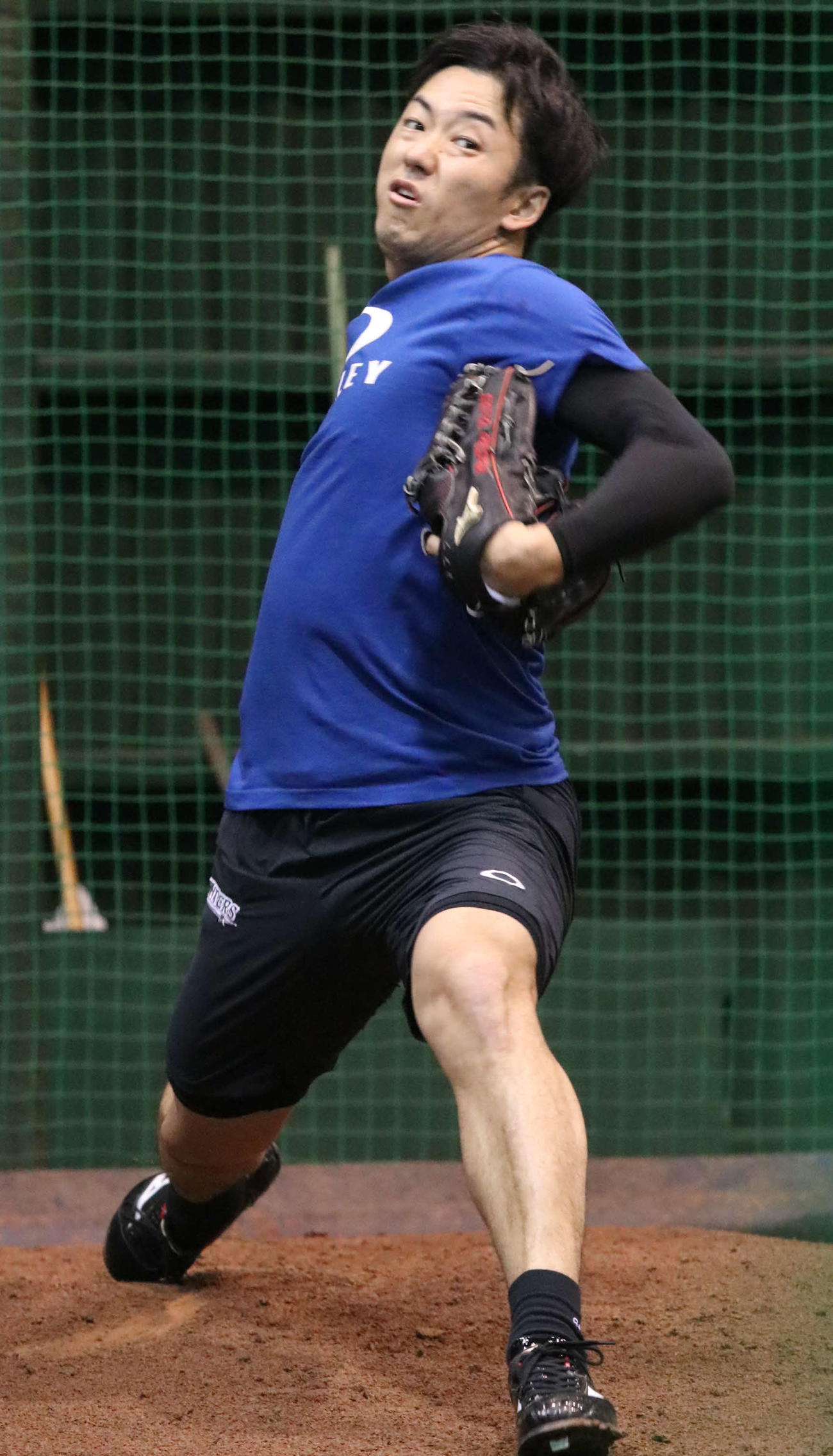 ブルペンで投球練習をする日本ハム斎藤（撮影・山崎純一）