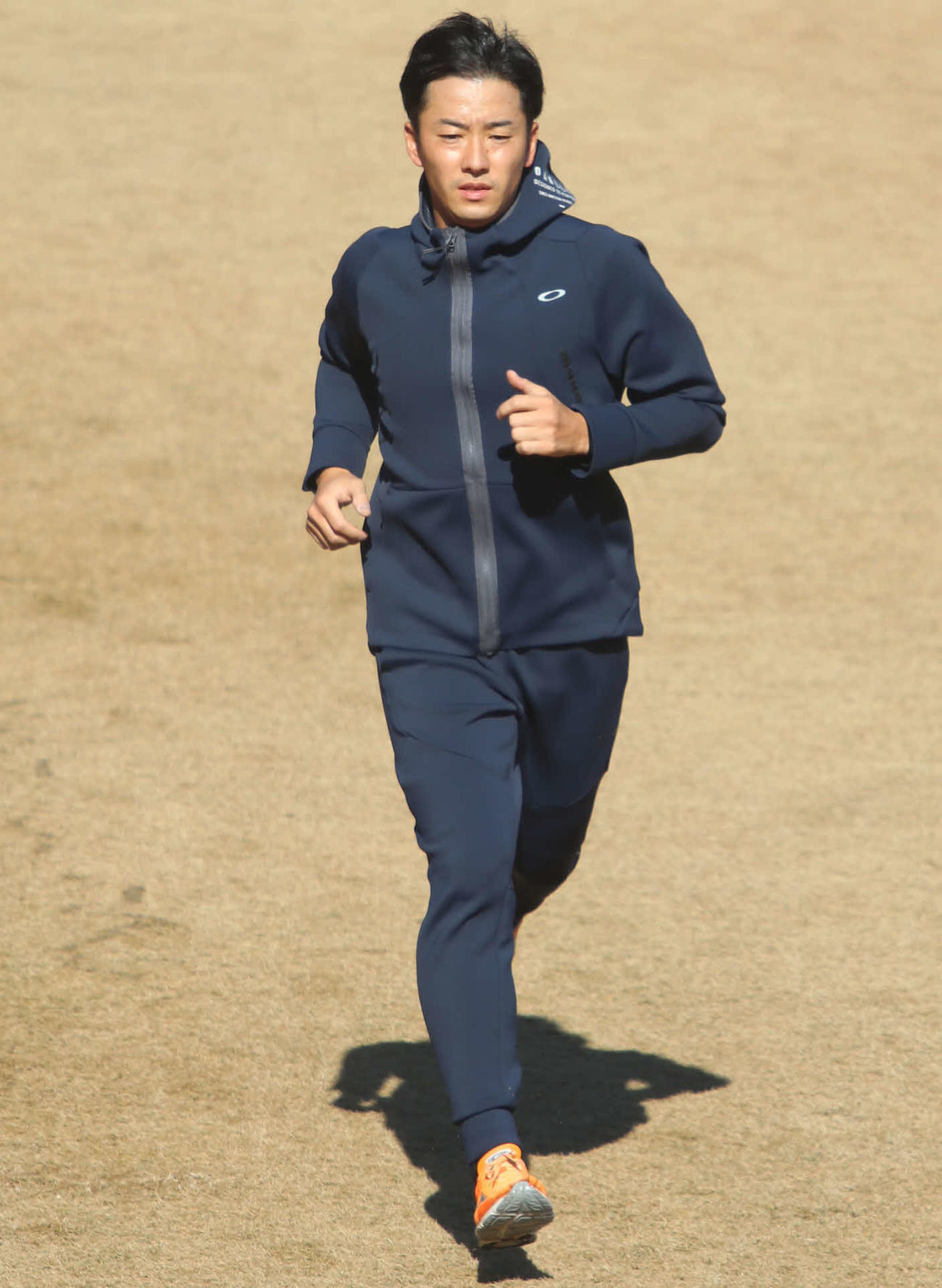 球場でランニングをする日本ハム斎藤（撮影・山崎純一）