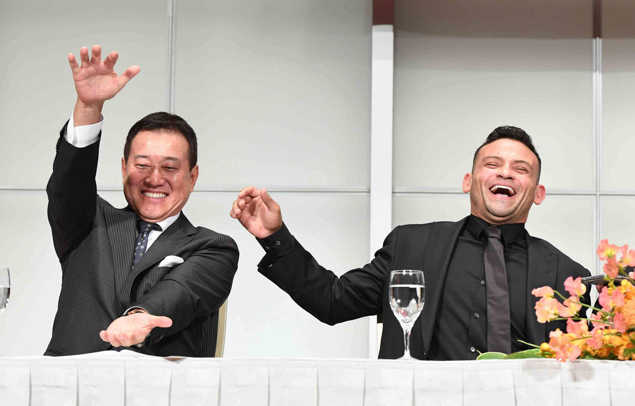 巨人の新外国人入団会見で、パーラ（右）が携帯電話で披露した登場曲「ベイビー・シャーク」に合わせてシャーク・ダンスをする原監督（撮影・小沢裕）