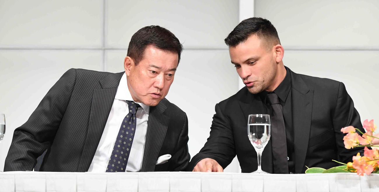 入団発表に臨む巨人新外国人選手のパーラ外野手（右）は原監督と談笑する（撮影・小沢裕）